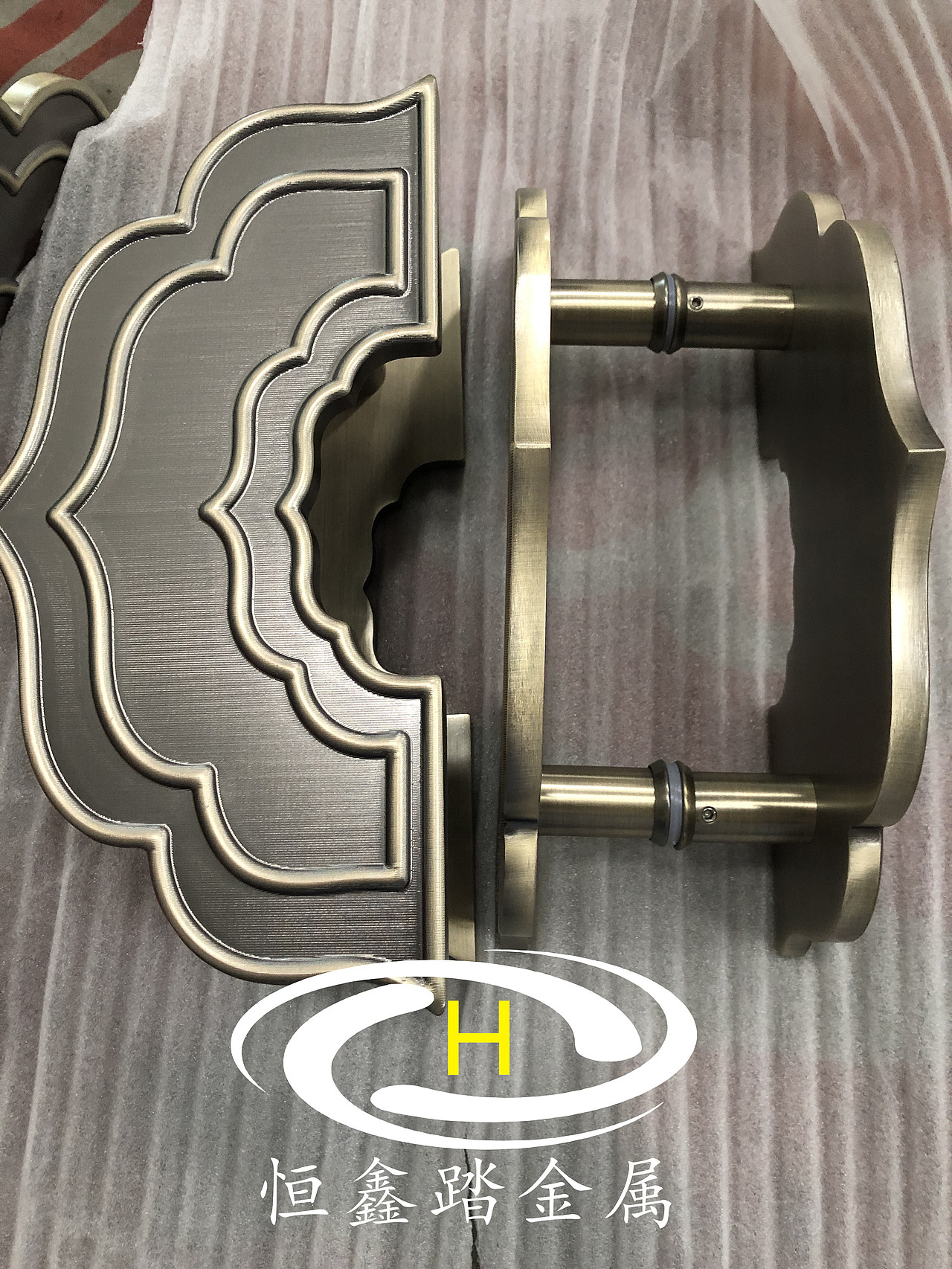 酒店创意铝板浮雕大门拉手铝板雕刻图案拉手厂家细节图