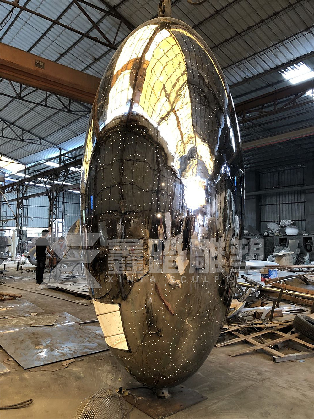 椭圆镜面不锈钢雕塑小品_城市景观雕塑车间制作实拍