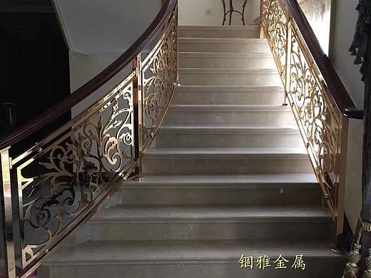 高贵华丽香槟金铝板雕花楼梯护栏​