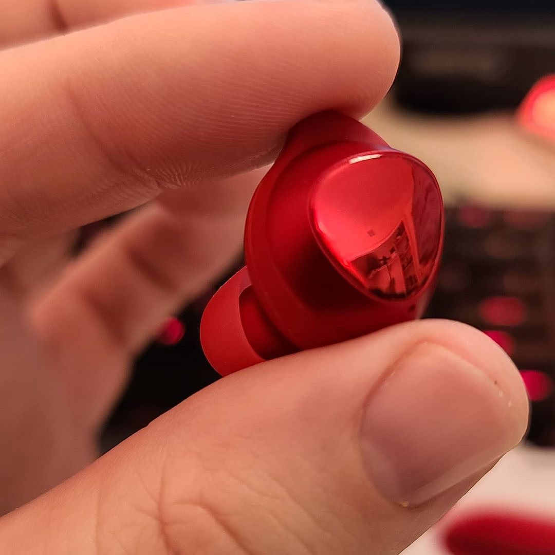 三星Galaxy Buds+ 耳机续航长达11小时（图ZMjAzMDI2ODYw） - 产品摄影 - 站酷设计师Laboratory原创素材 - 站酷ZCOOL