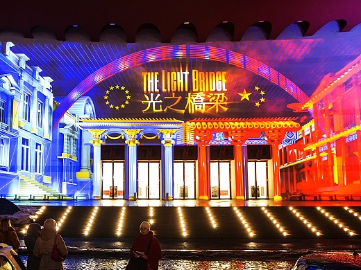 中欧旅游年之罗马尼亚国家大剧院楼体投影《光之桥梁》