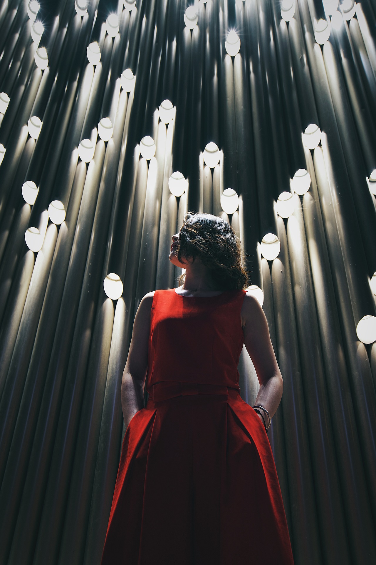 红衣少女回眸望夕阳下的你红灯