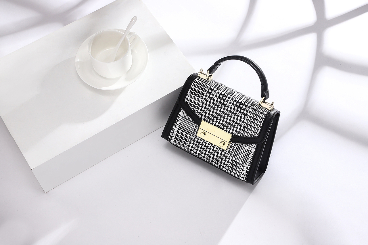 简易光影效果女包场景