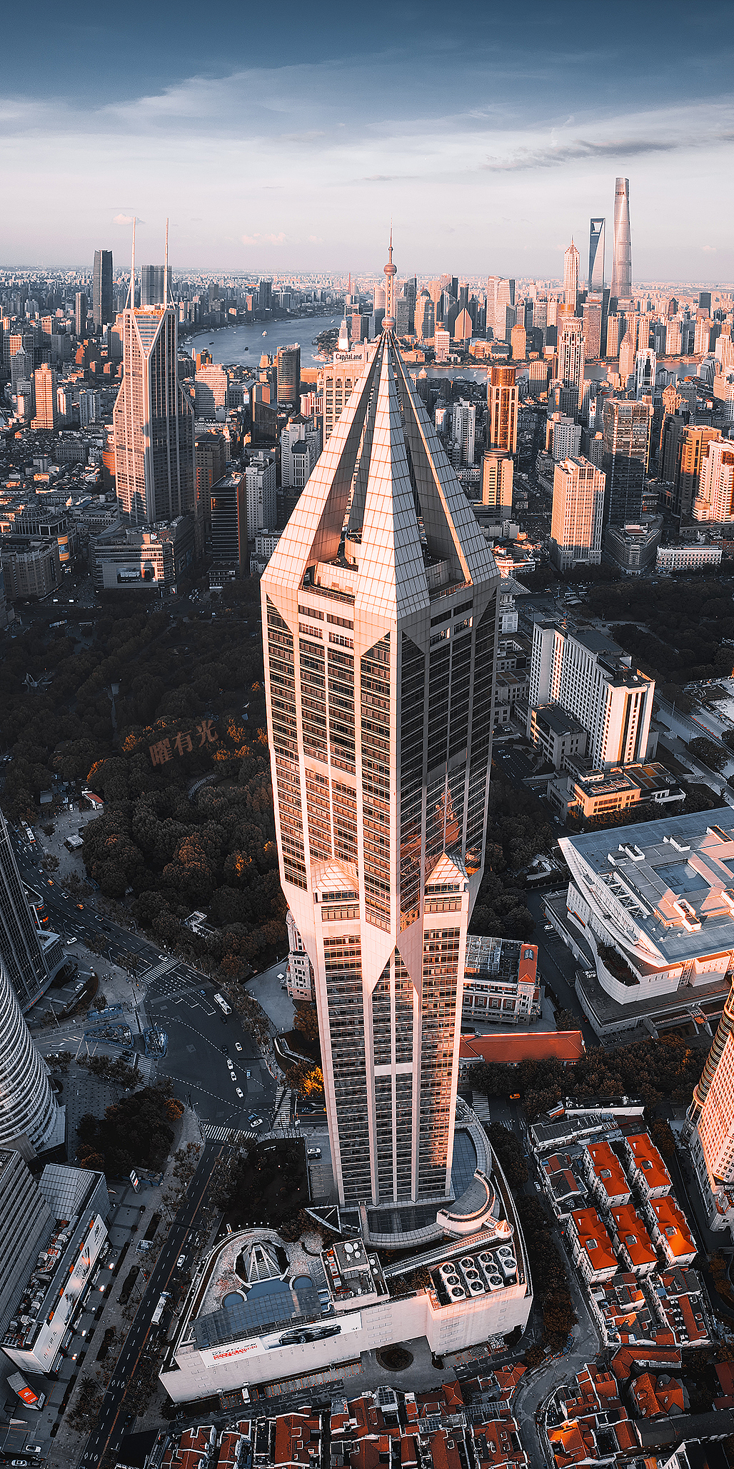 上海明天广场，宛如一只蓄势待发的火箭🚀