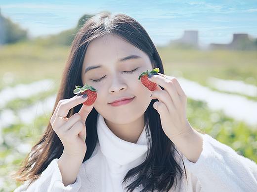 摘草莓的少女