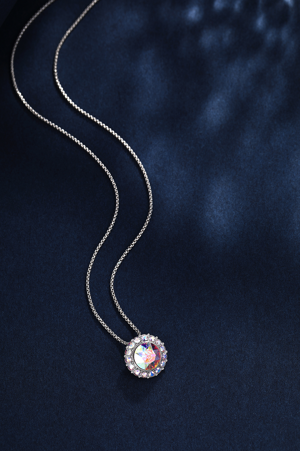 蓝背景首饰场景耳钉项链摄影场景施华洛世奇