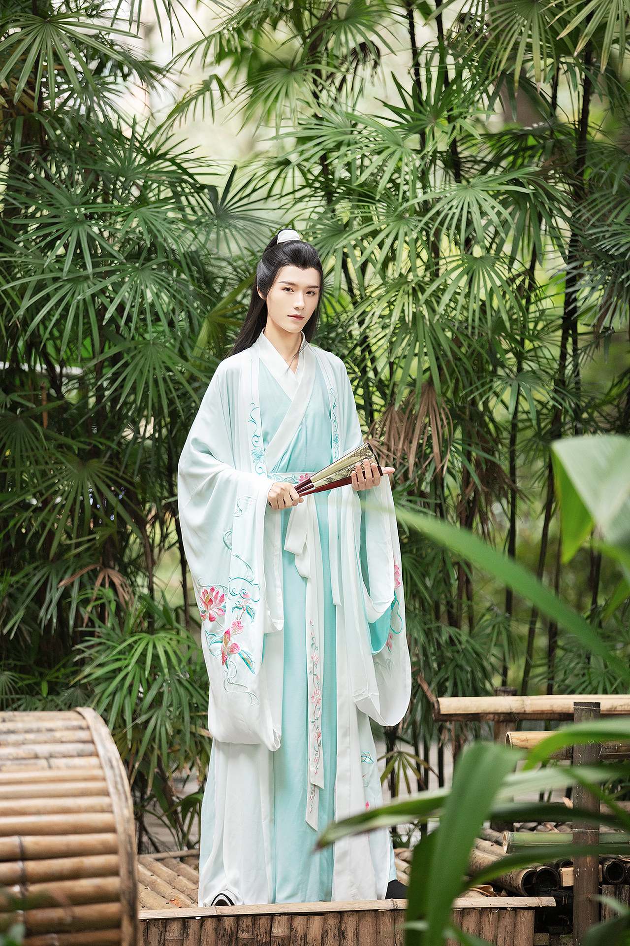 不肯画堂朱户,春风自在杨花