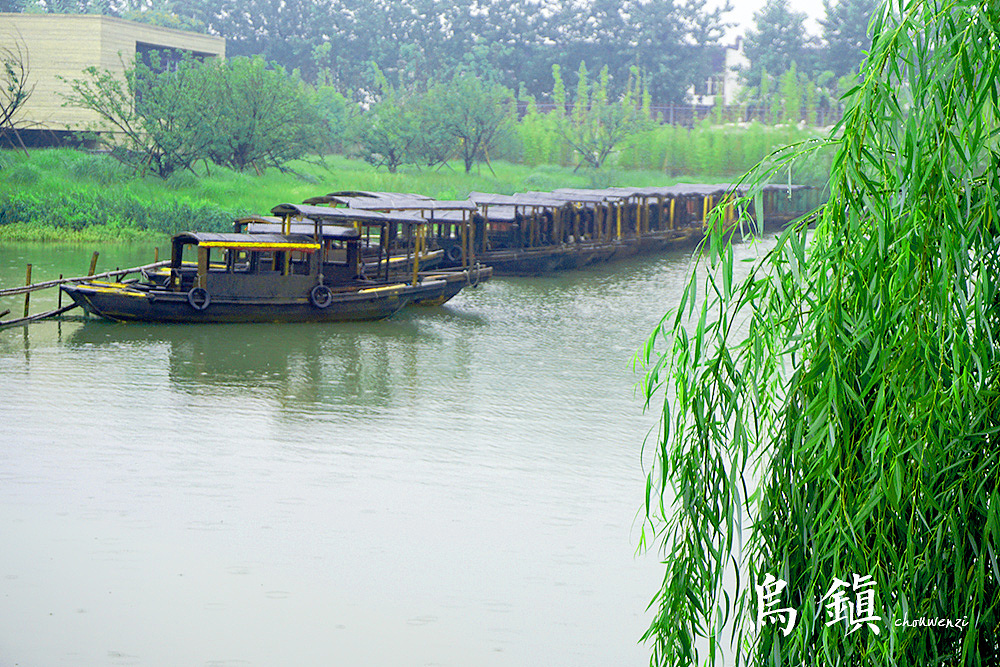 当地的导游说这叫房檐雨,听着声大实则雨小着呢