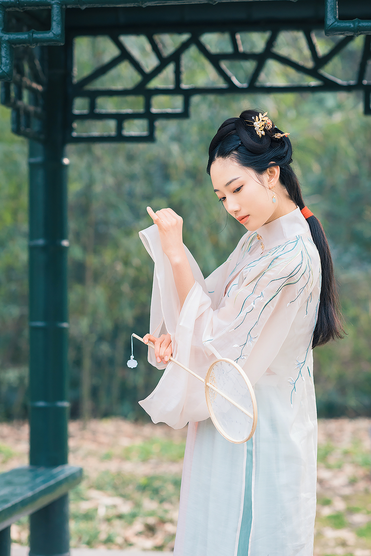 匝路亭亭艳,非时裛裛香。