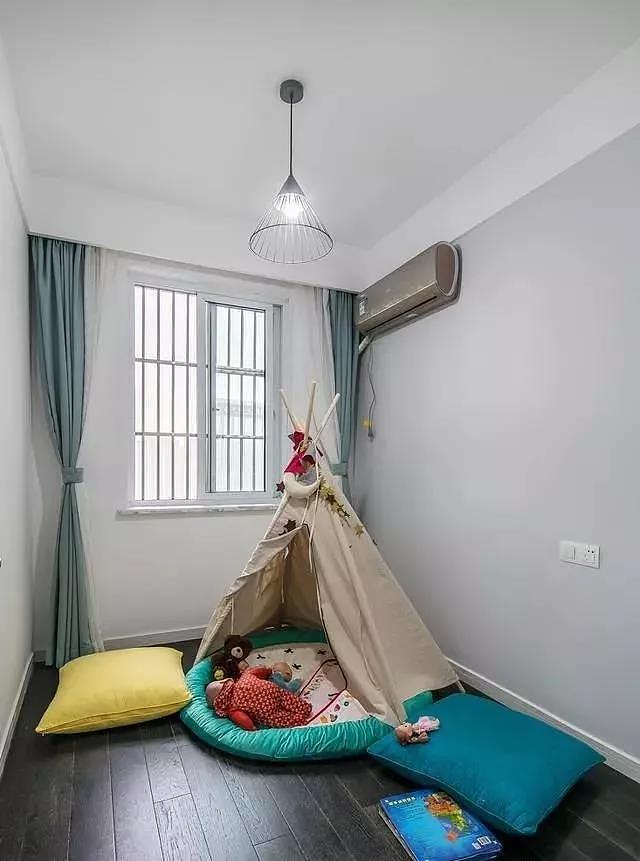 主卧室主要延续客餐厅的基调,在软装搭配中,在空间里穿插亮黄色,平凡中的温暖。