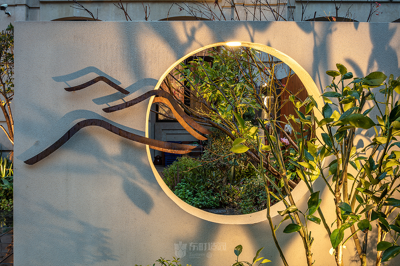 照壁墙:门口的照壁墙通过模拟自然山峦的起伏,结合绿植来打造生动活泼