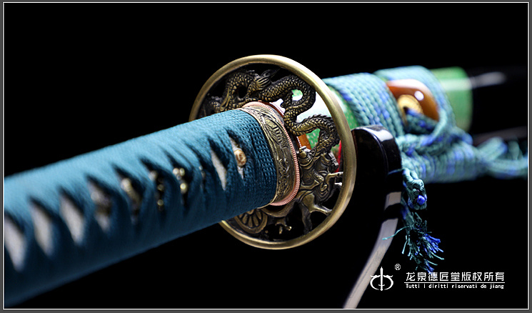 刃纹如一根根蜡烛点然的火光,妖娆动人,此刀真剑樋比常规的要更深更宽