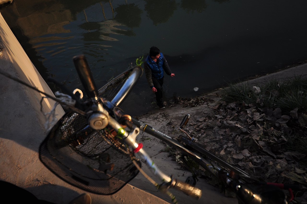 秦渡镇搭救落水少年