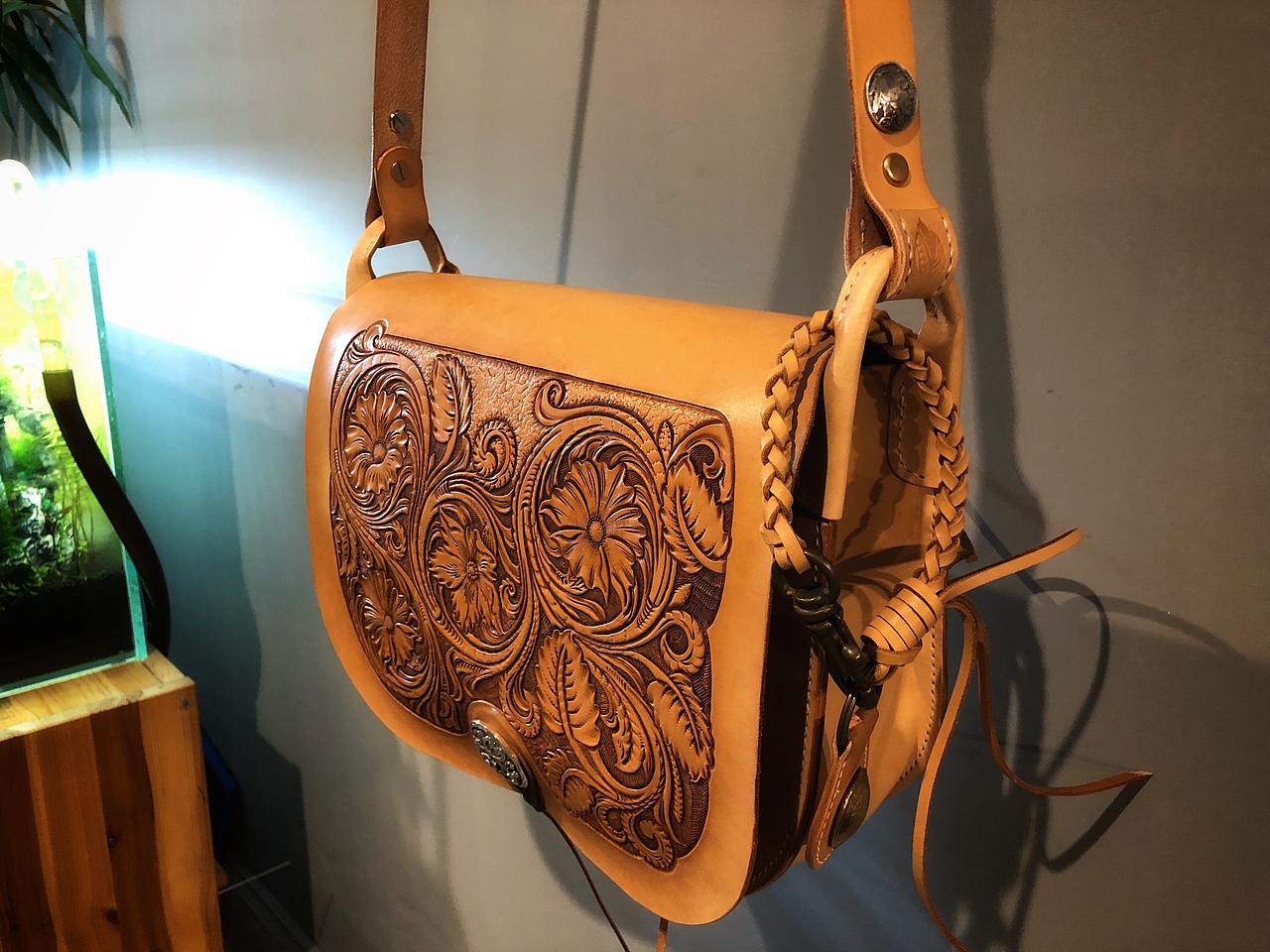 谢里丹皮雕马鞍包