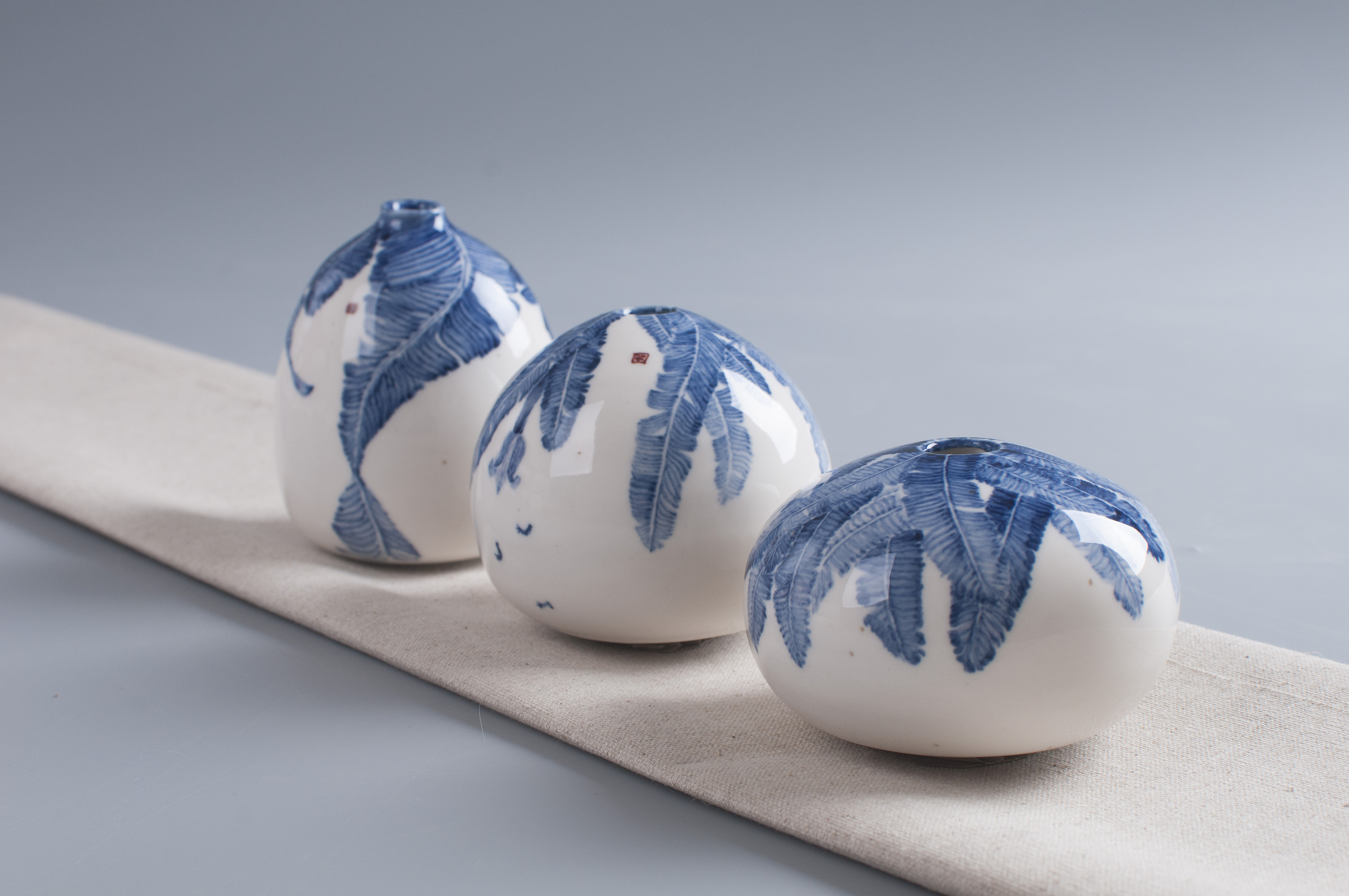 陶艺芭蕉弄叶釉下彩青花芭蕉叶花瓶