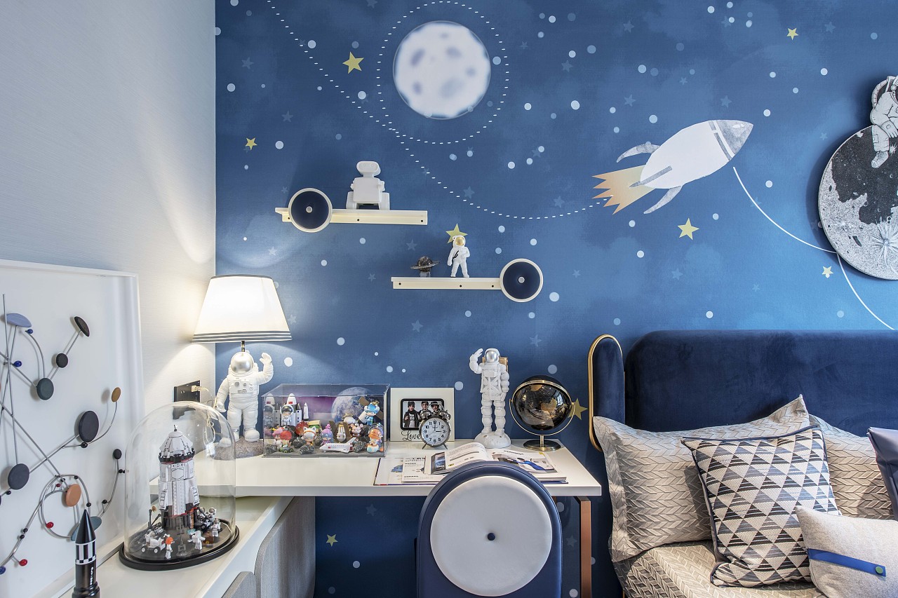 儿童房的科技蓝与波尔多红构成了属于孩子的妙想世界,各个角落的趣味