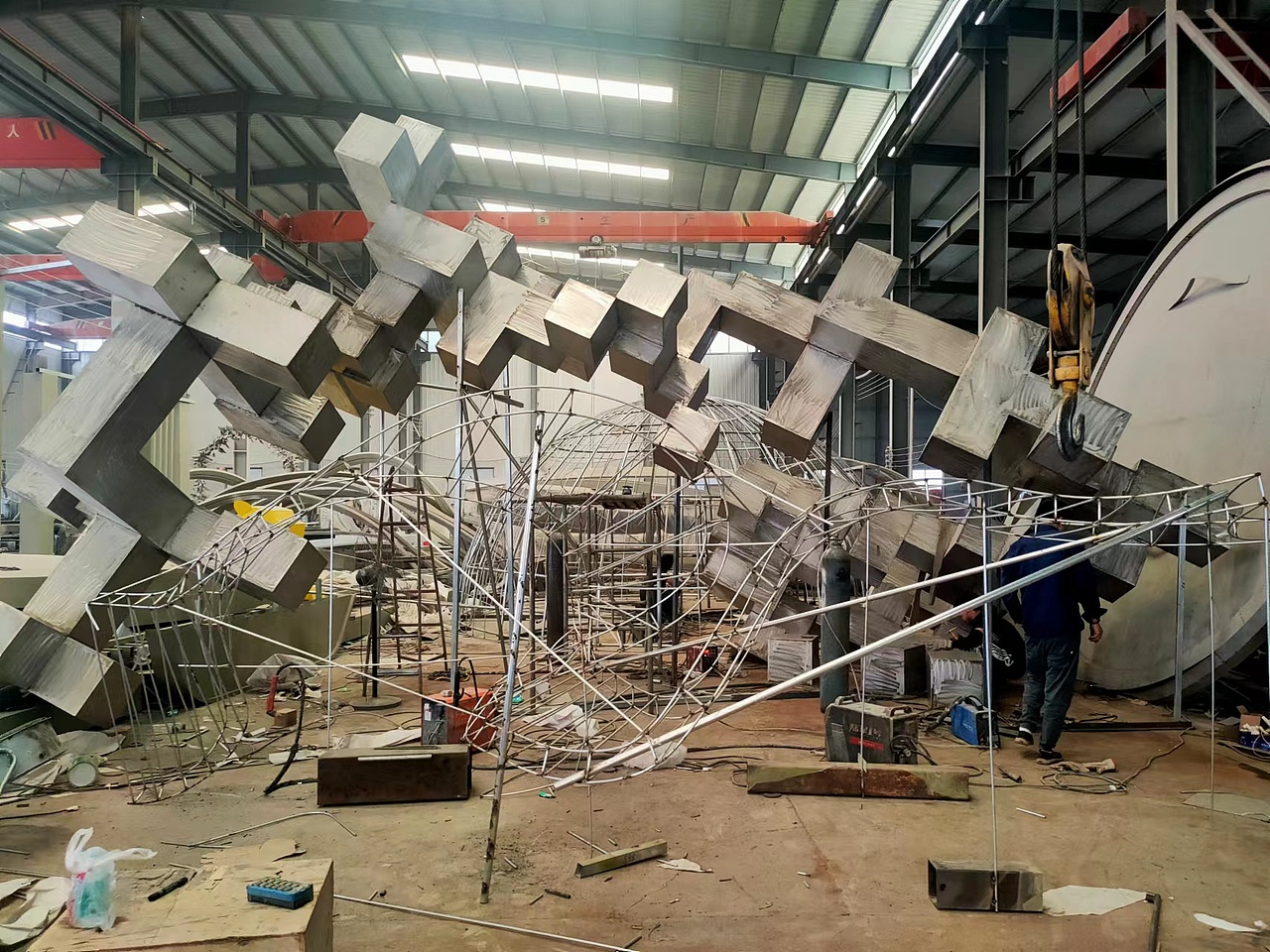 南昌-高端-小区-大门-水景-正方体-雕塑-制作过程展示（图ZMzQ4NzgwMDI0） - 雕塑 - 站酷设计师德森雕塑标识景观原创素材 - 站酷ZCOOL