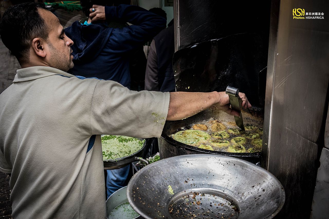 这是做油炸果的店主
