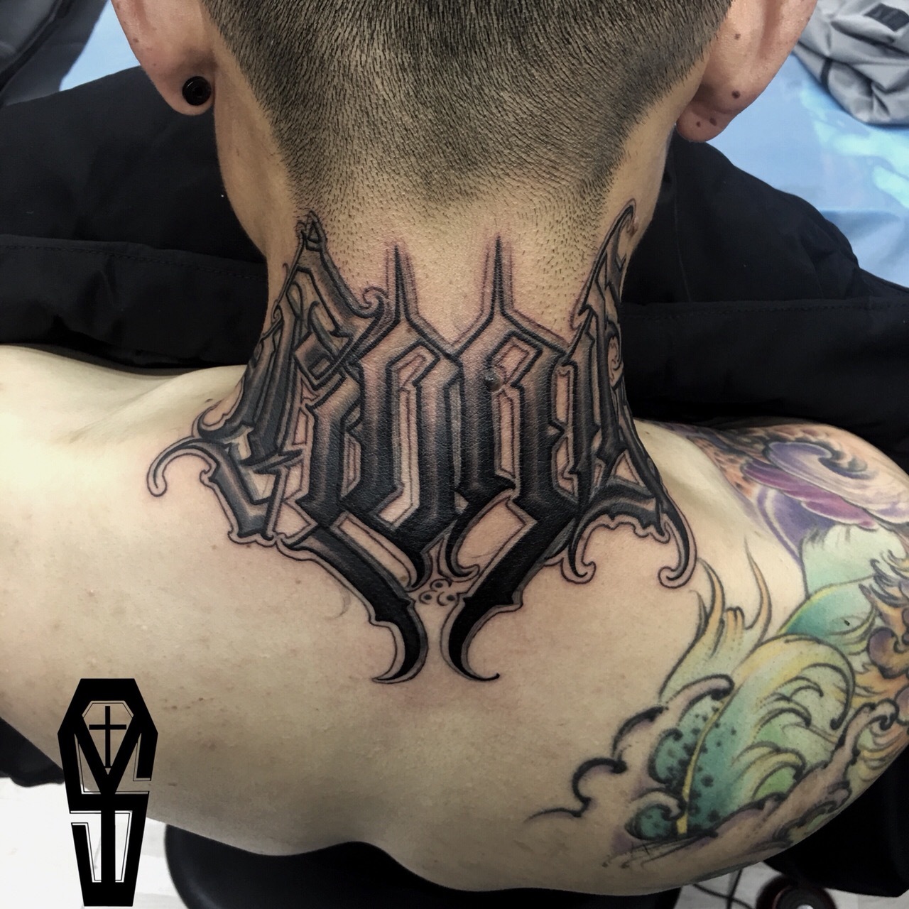 后颈奇卡诺字体纹身