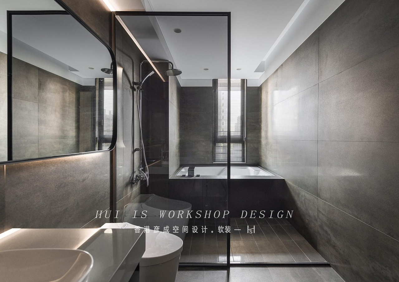 主卫的洗手台是放在了卫生间的门外,地面的地砖与墙砖风色系,可以延伸空间视觉感。淋浴房内做上壁龛来辅助收纳,使用起来更加方便。