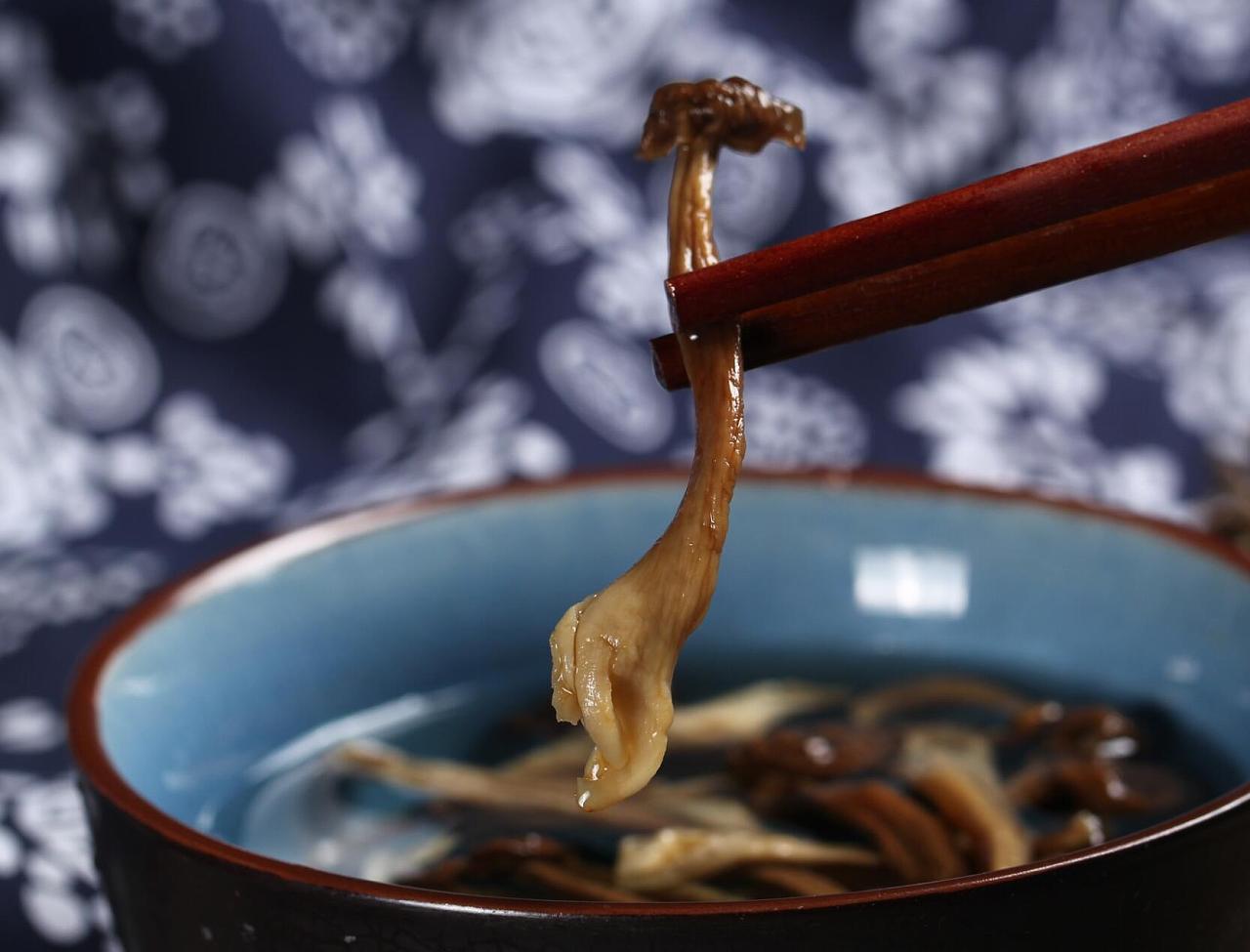 鹿茸菇还是潮汕做法好，不用煲汤，简单一炒，鲜脆爽口好下饭 - 哔哩哔哩