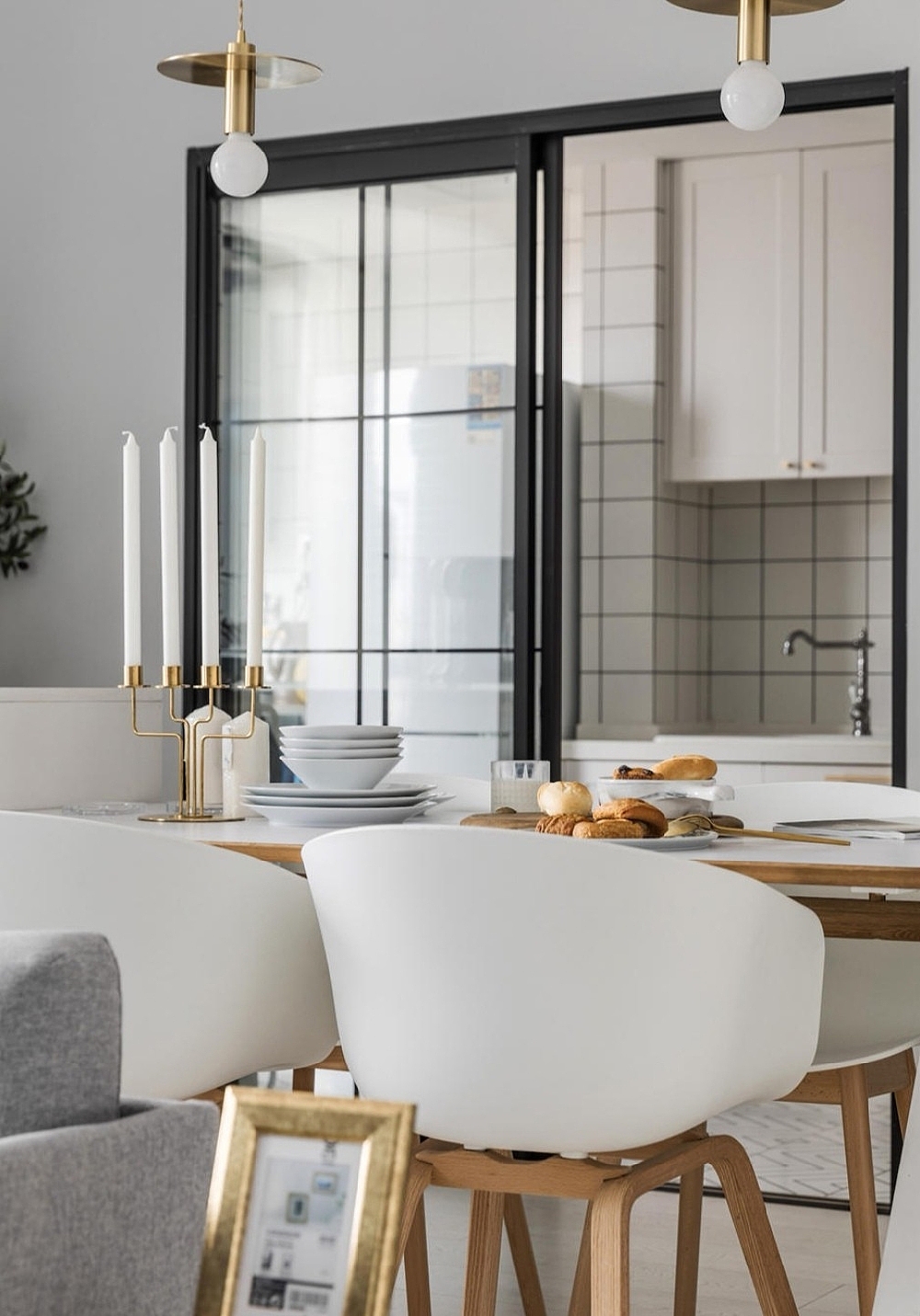 西厨与餐厅连接,吧台作为中岛隔断客厅和餐厨两个空间。#餐厅 #西厨 #餐桌 #餐椅