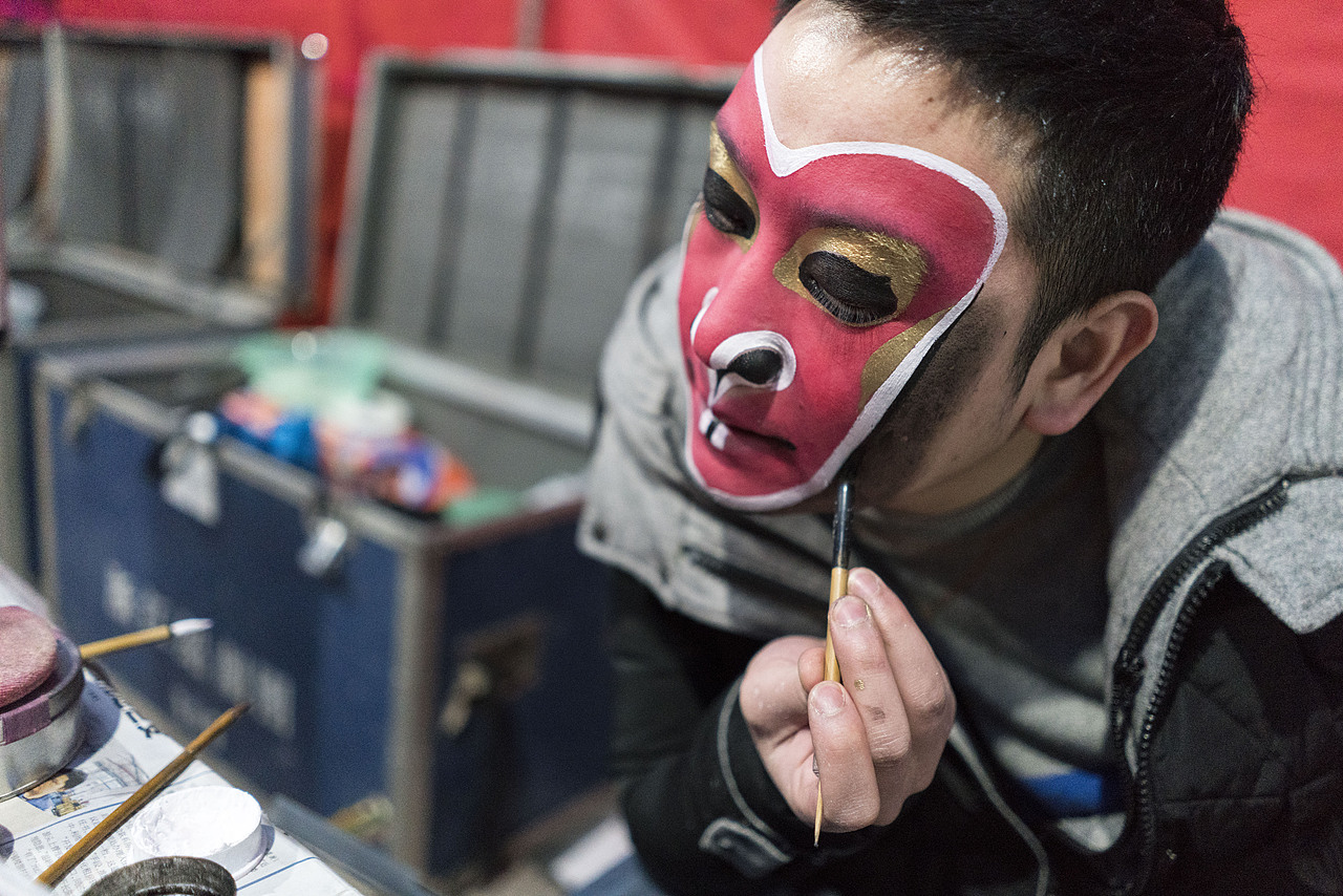 绍剧《孙悟空三打白骨精》后台化妆