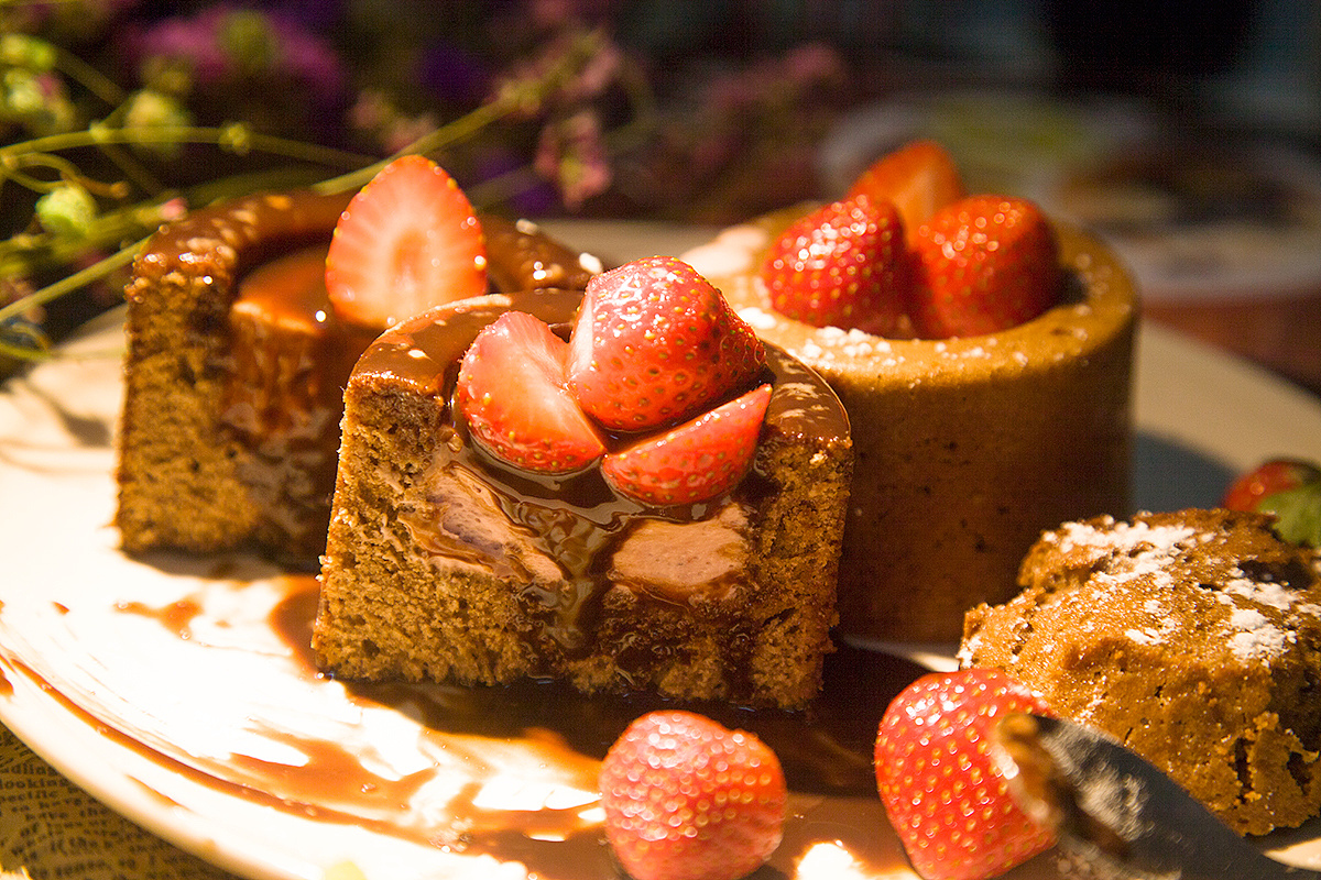 巧克力草莓蛋糕摄影图高清摄影大图-千库网