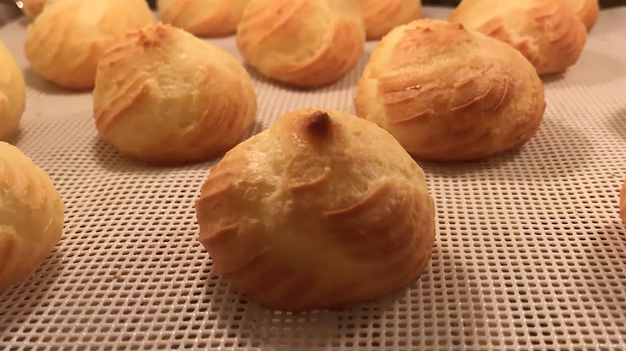 食物在烤箱里活了