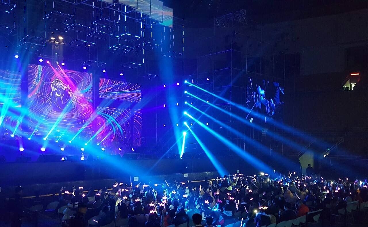 2016张碧晨北京《自饰者》演唱会大屏幕视觉设计（图ZOTY5Njc3NzY=） - 商业插画 - 站酷设计师Mao猫黑原创素材 - 站酷ZCOOL