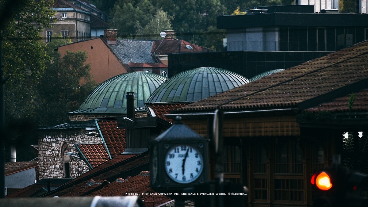 仿佛土耳其的清真寺裙房，一排平圆顶系列构成的建筑体系，结合上两张图，其实就是想说这里真的走在街上恍如跳跃着国家与文化。他们原本被认为互不相干甚至互斥，却在这里共同存在着。也没错，这些都是人类所创造出来的事物，没有必要拥有无法妥协的隔阂……