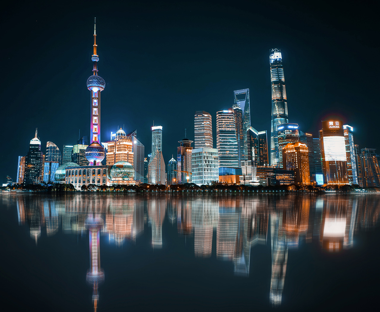 国庆前夜，站在外滩眺望灯光映衬下的上海