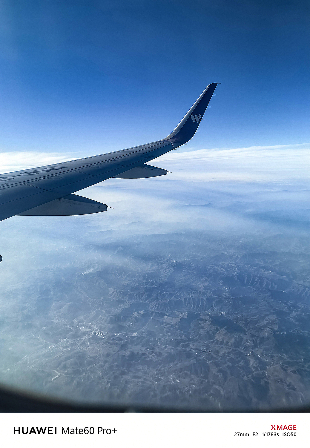 机舱外的风景，形成了各种奇特的形状和纹理