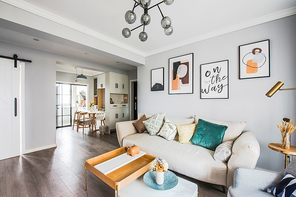 客厅的墙体打通了之后
整个空间的采光相当通透<br>给人明亮温暖的舒适感<br>全屋采用实木复合地板<br>相当舒适有质感