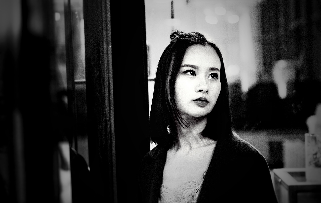 思绪万千的女人