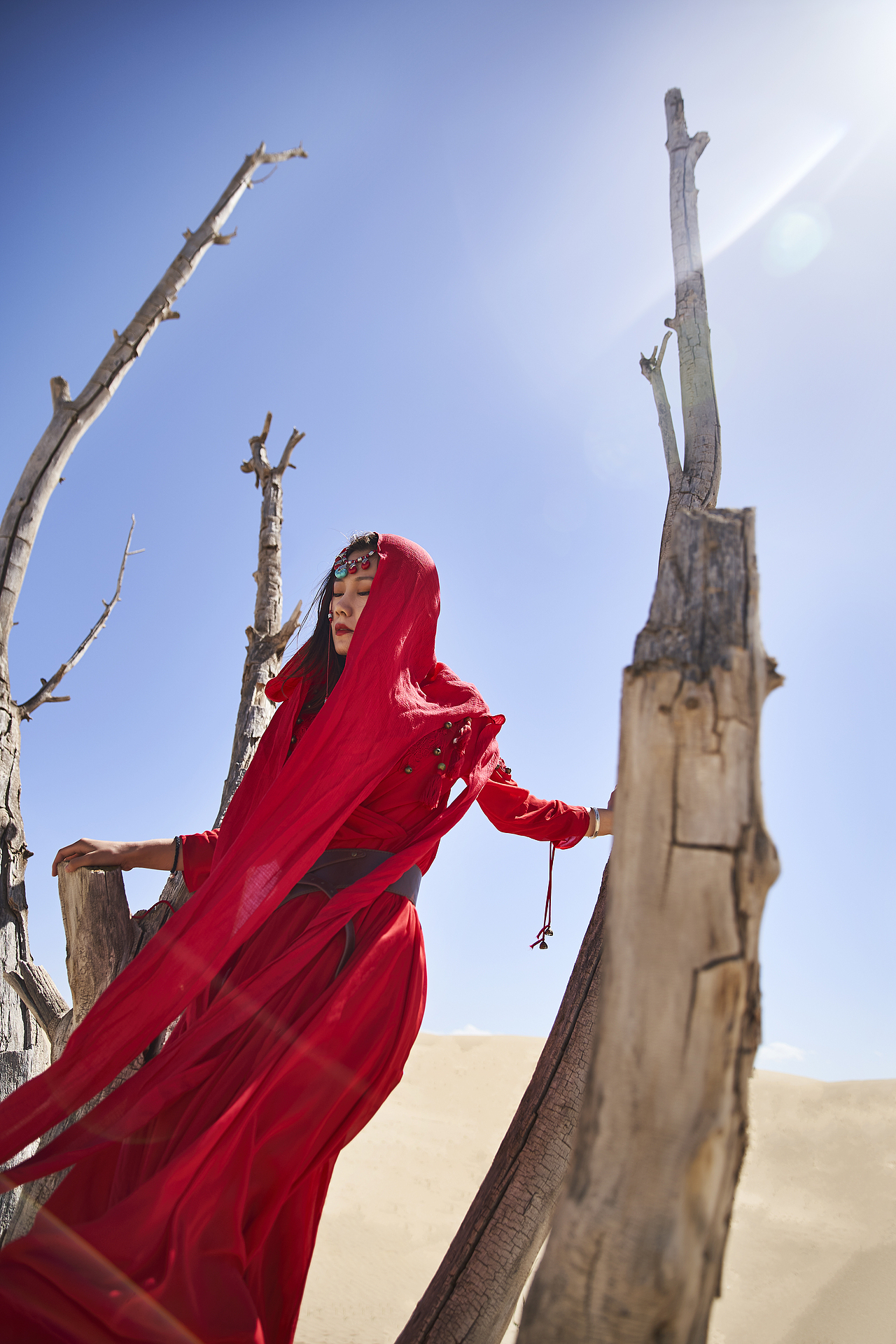 行走在沙漠中穿红衣的女子