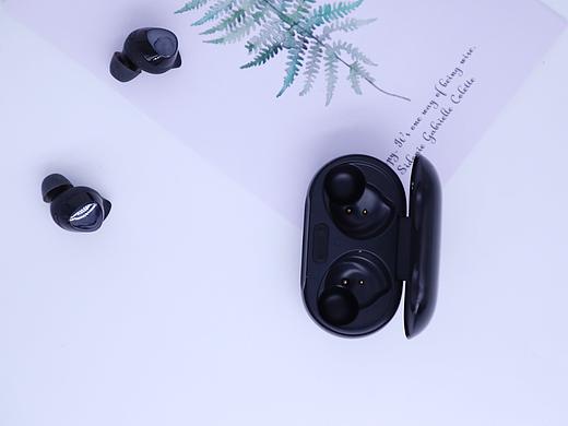 三星Galaxy buds plus 真無線耳機(jī)發(fā)布（個(gè)人主頁-ZNDMzMzA5MDQ=） - 產(chǎn)品攝影 - 站酷設(shè)計(jì)師Laboratory原創(chuàng)素材 - 站酷ZCOOL