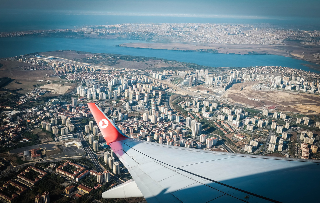 飞机,终于到达伊斯坦布尔,然而还有一趟1个小时的飞机等着去伊兹密尔