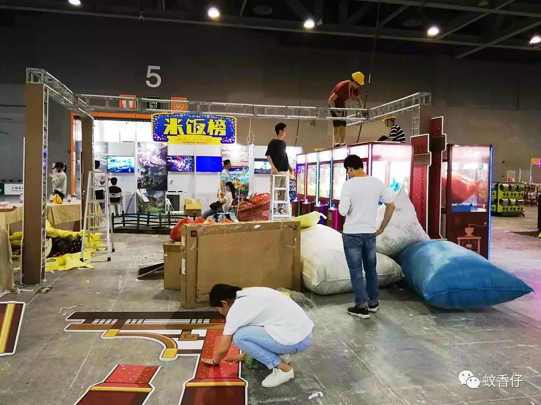 展位设计花絮3：物料解决了，接下来就是解决安装的问题！事不宜迟，马上找工程队问价，结果（尴尬而又不失礼貌的继续微笑）！