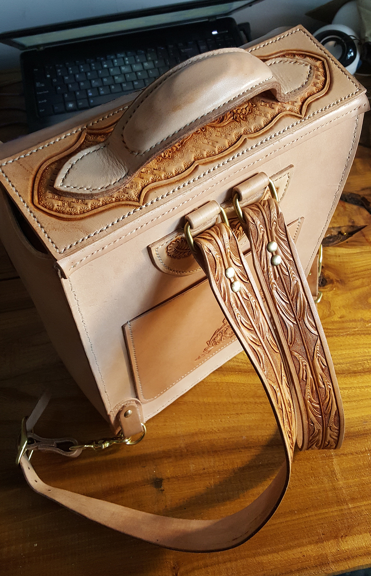 个性定制皮雕彩绘背包