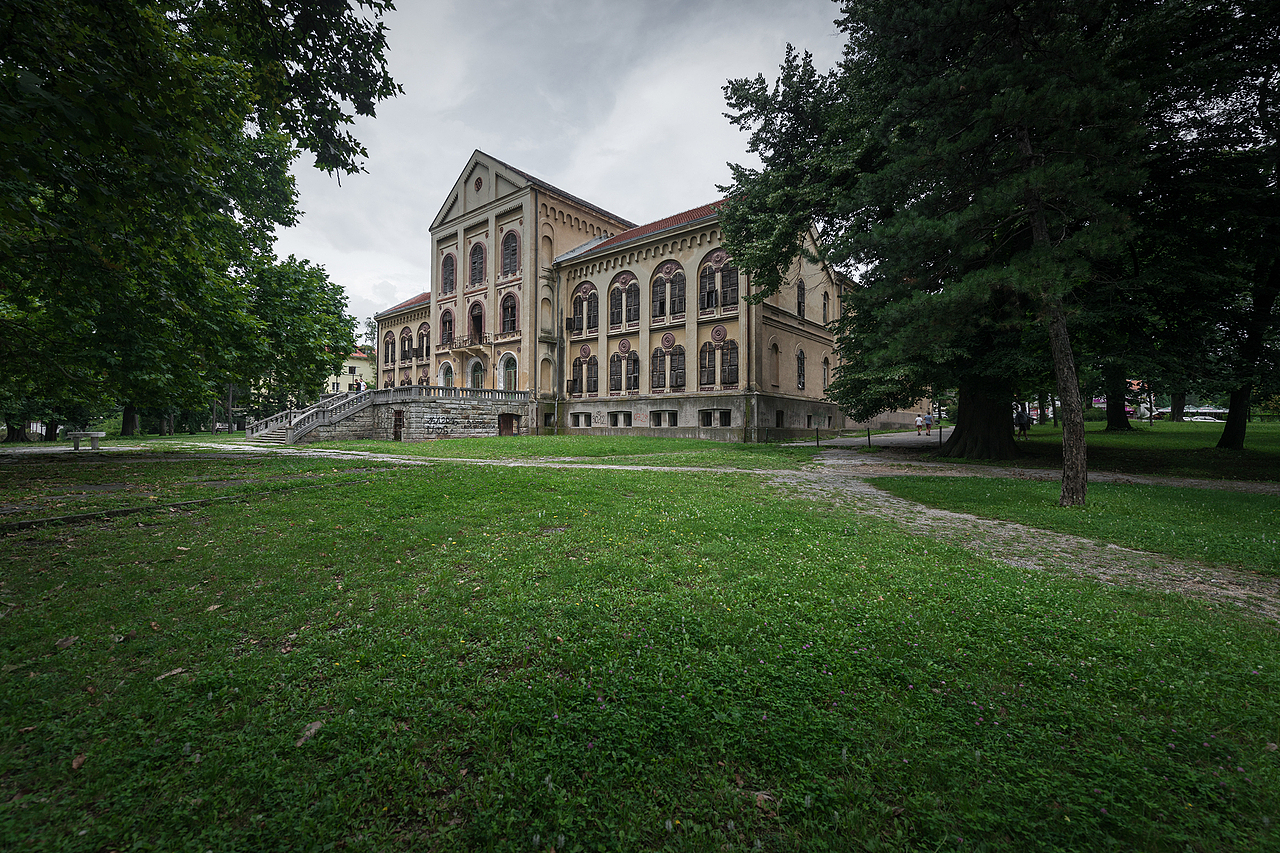 一处古老的建筑Staro Zdanje。