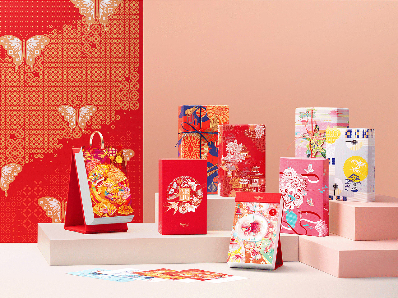 “用一切美好
    礼赞与你同行的新时光”<br><br>2022《传家日历》<br>首次用常规装+礼物装的方式跟你见面。<br><br><br>常规装<br>是已经跟我们相伴了许多年的老友。<br><br><br>礼物装<br>是我们在常规装的基础上，<br>加入全新的礼物包装，<br>打造成为全新的、献给2022年的时间的礼物。