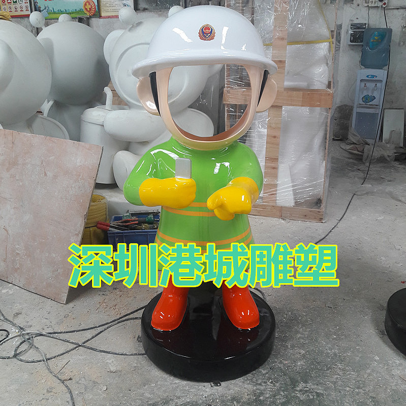 公园广场拍照互动消防员卡通公仔玻璃钢雕塑零售厂家