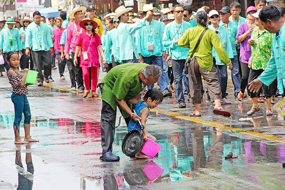 2014泰国泼水节狂欢——清迈古城（图ZMjAwNzY5OTY=） - 风光摄影 - 站酷设计师ellen52188原创素材 - 站酷ZCOOL