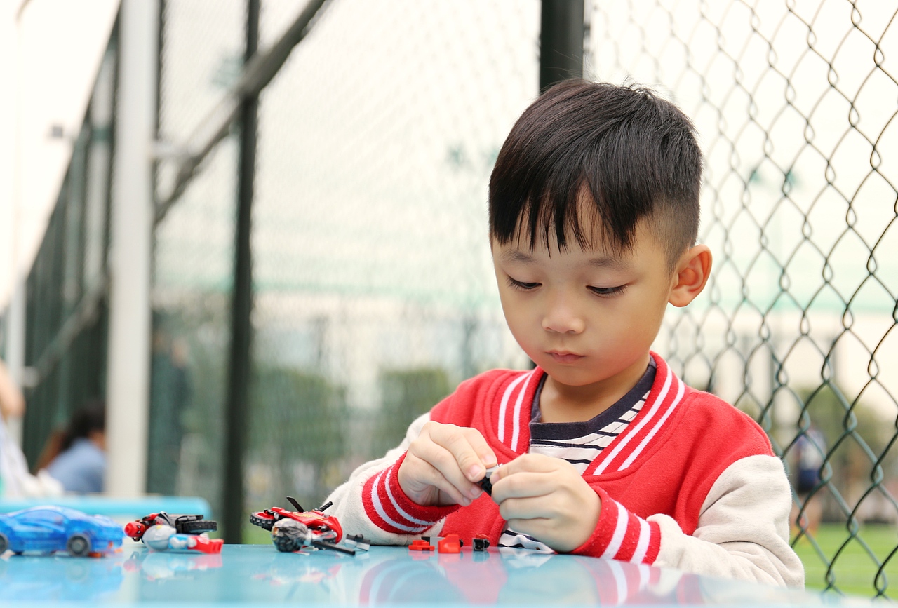 场外等待的孩子