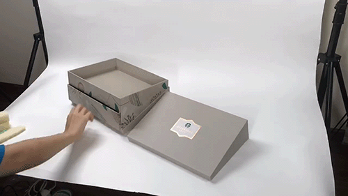 随礼盒附赠的复古网袋则是时尚达人们的穿搭利器。