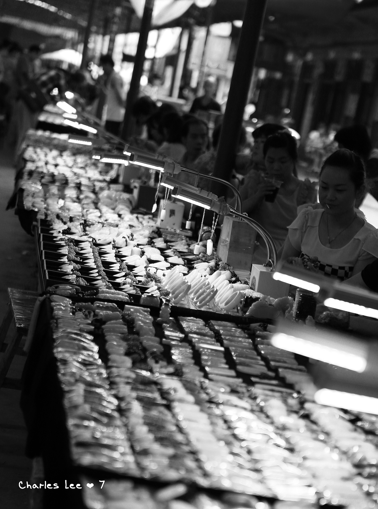 每到下午时候,那些早集的老板们就会转移到另一个地方,继续买着自己玉石。