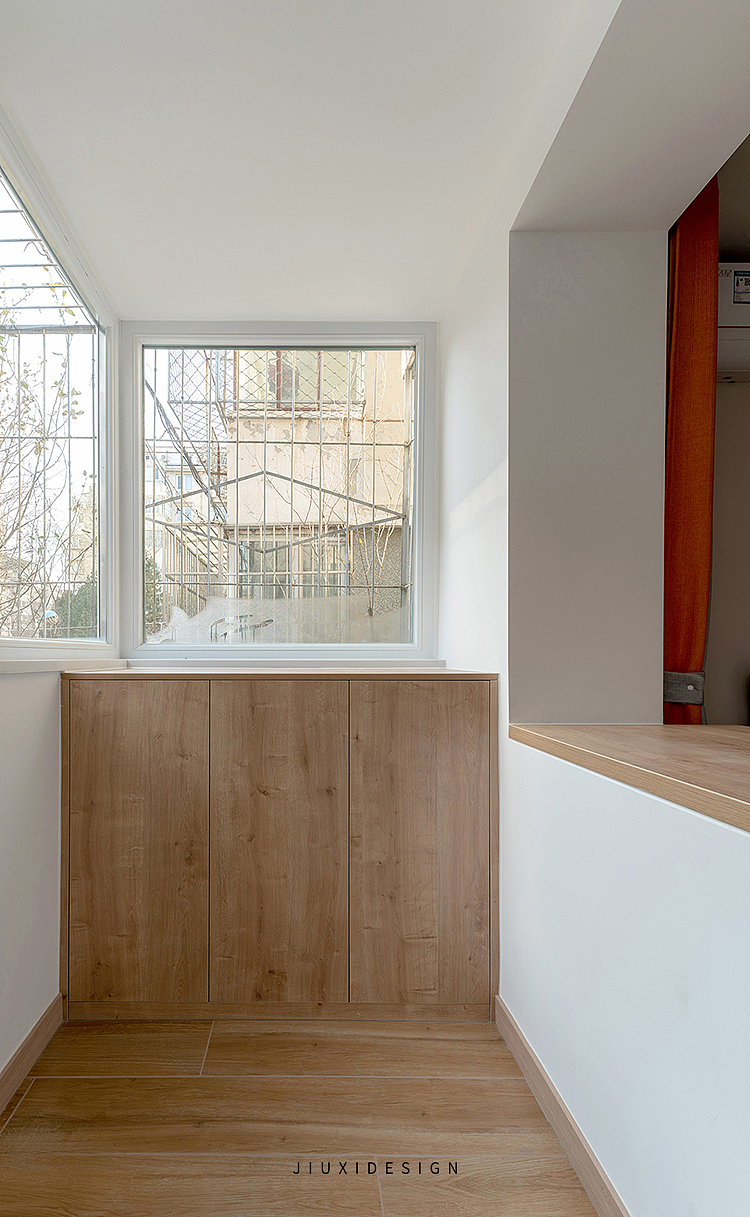 主卧室阳台功能，主要解决门厅区域的储物量不足，用于收纳一家人的所有鞋子。在主卧阳台窗户下方，做了一组换季鞋物的储藏。
