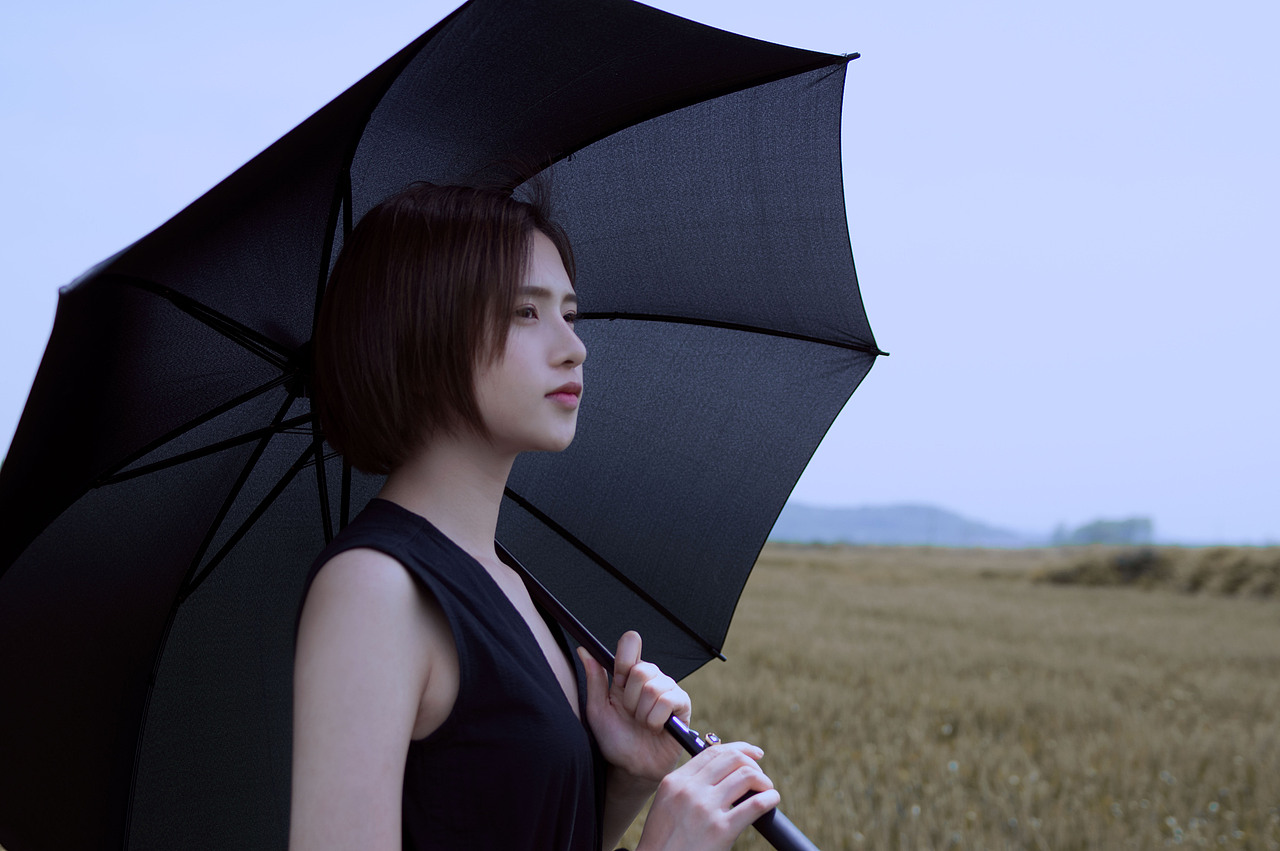 伞下又是一个雨天