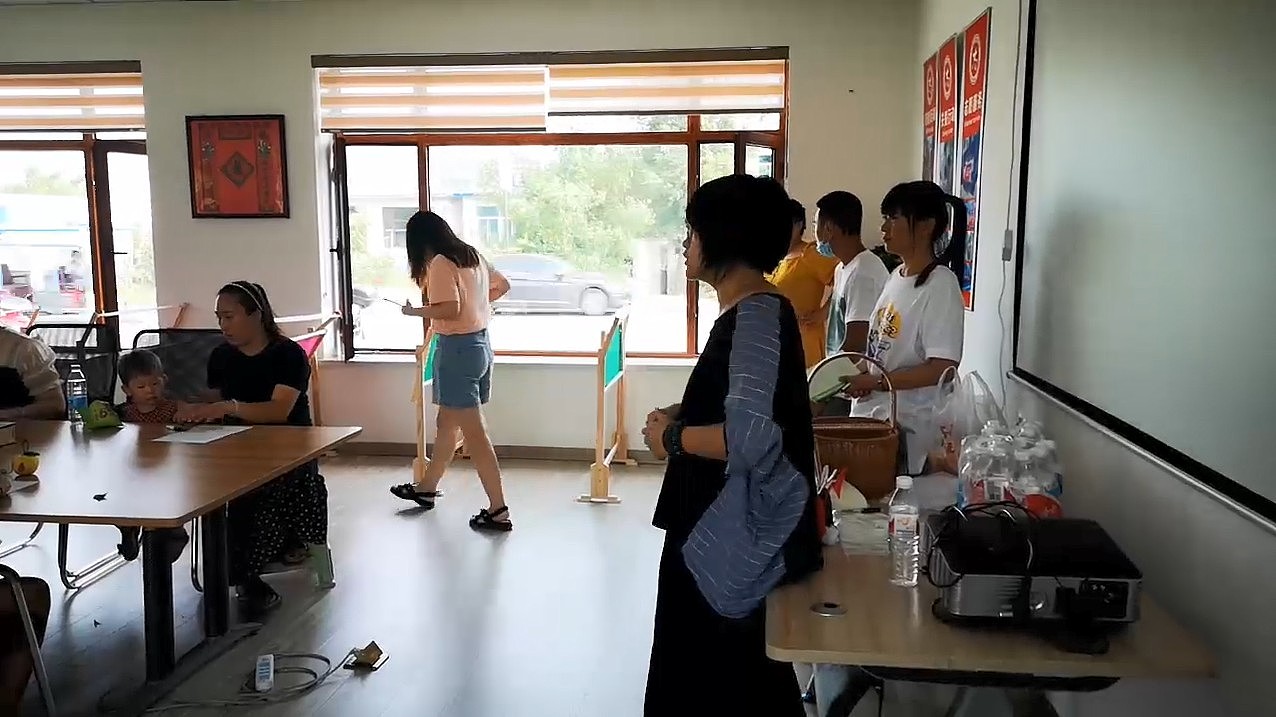 辽宁营口盖州花溪志愿者服在手工学院教大家刺绣